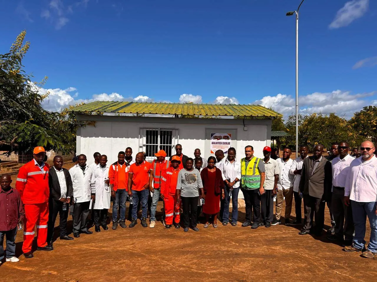 EDM e Parceiros Doam Biblioteca Modular à Escola de Chimuara na Zambézia
